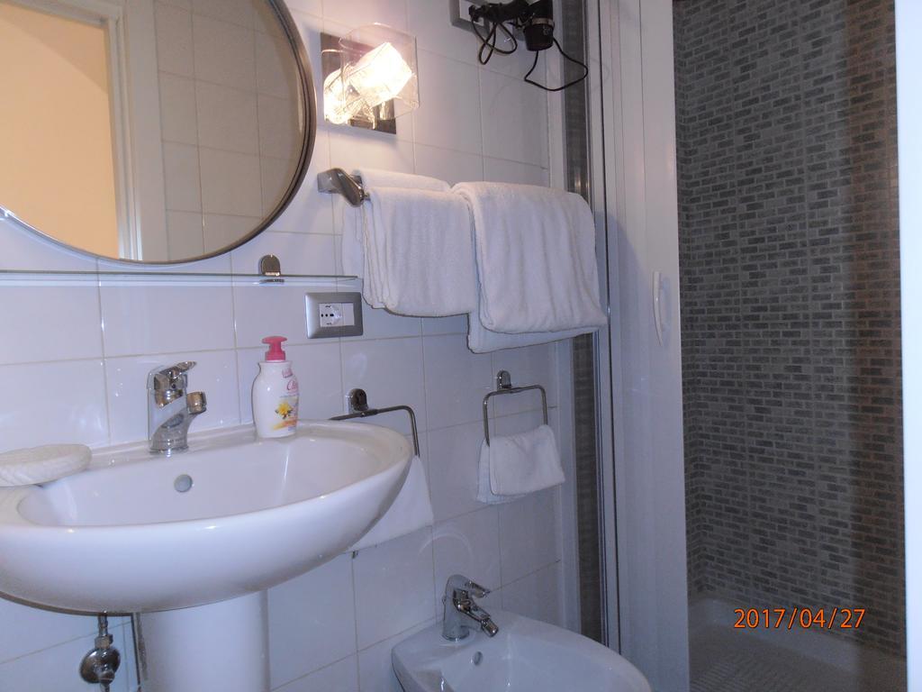 La Residenza Napoli Chiaia Short Let Apartment Superior Via Chiaia 82 Екстериор снимка