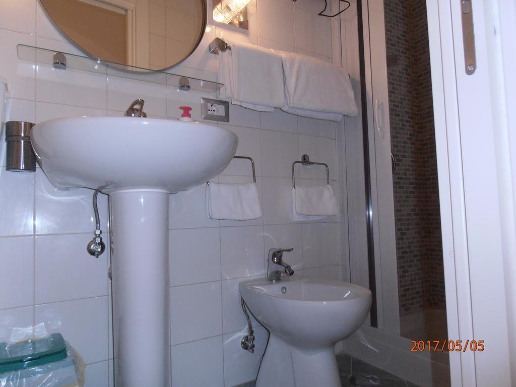 La Residenza Napoli Chiaia Short Let Apartment Superior Via Chiaia 82 Екстериор снимка